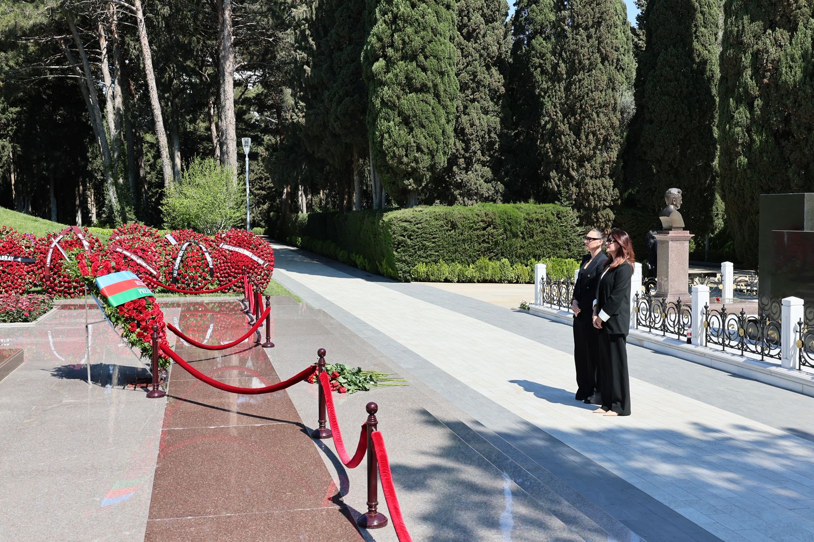 Ulu Öndərin məzarına ziyarət