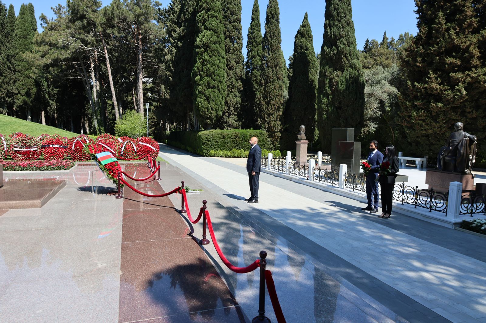 Ulu Öndərin məzarına ziyarət
