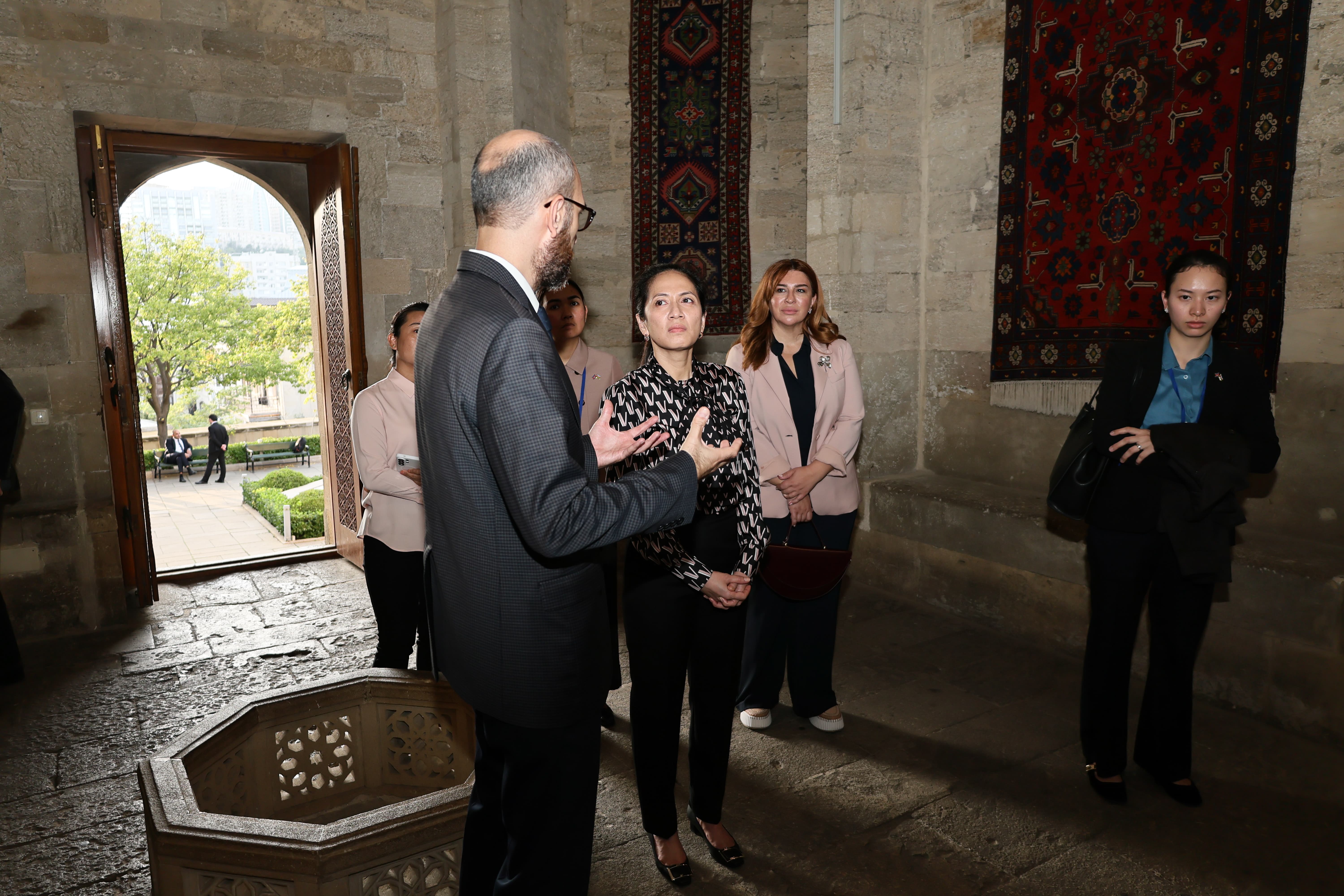 Kamboca Krallığının birinci xanımı Piç Çanmoni İçərişəhəri ziyarət edib.